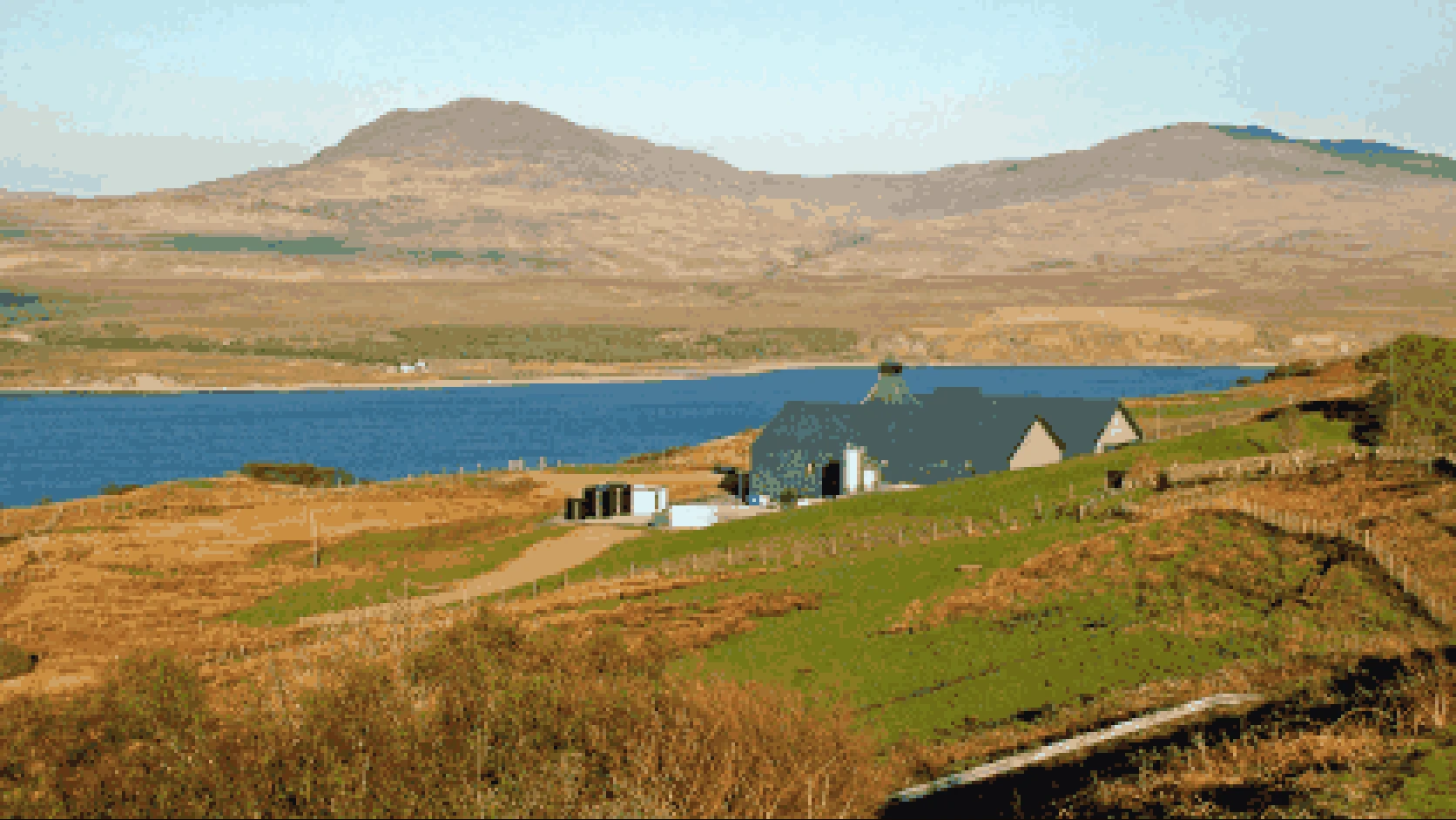 16-bit graphics that recreate the distillery beneath the coast and hills of Isla, Scotland